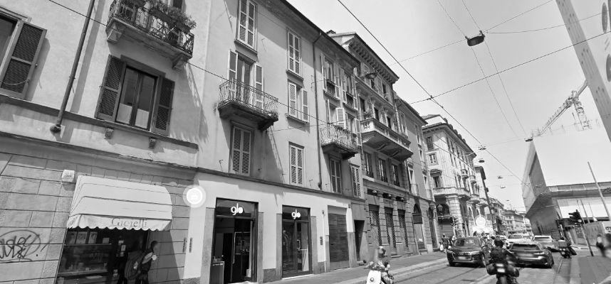 Lo stabile di Corso Italia 44, prestigioso immobile del Pio Albergo Trivulzio, non è stato solo un indirizzo, ma la culla di un’epoca d’oro per il restauro milanese. In questo palazzo, simbolo della Milano storica e solidale, il Prof. Cennini stabilì il suo quartier generale operativo. "Varcare quel portone significava entrare in un mondo parallelo. Da un lato lo show-room di stoffe pregiate e arredi d'alto fusto, dall'altro il laboratorio diagnostico dove il tempo sembrava fermarsi. È proprio tra queste mura che il 'fiuto' del Maestro ha iniziato a indagare le grandi opere internazionali, portando a scoperte che avrebbero poi scosso il mercato mondiale."Dal Laboratorio al Mondo: Il Caso Cézanne "Mentre fuori Milano correva, all'interno del civico 44 il Prof. Cennini analizzava centimetro per centimetro quella 'Natura Morta' che molti ignoravano. Fu qui che l'intuizione dell'Artigiano Fiorentino si fuse con la precisione del Perito del Tribunale, portando all'identificazione del capolavoro di Paul Cézanne. Un lavoro di anni, nato nel silenzio di Corso Italia e consacrato poi con una valutazione da 30 milioni di dollari."